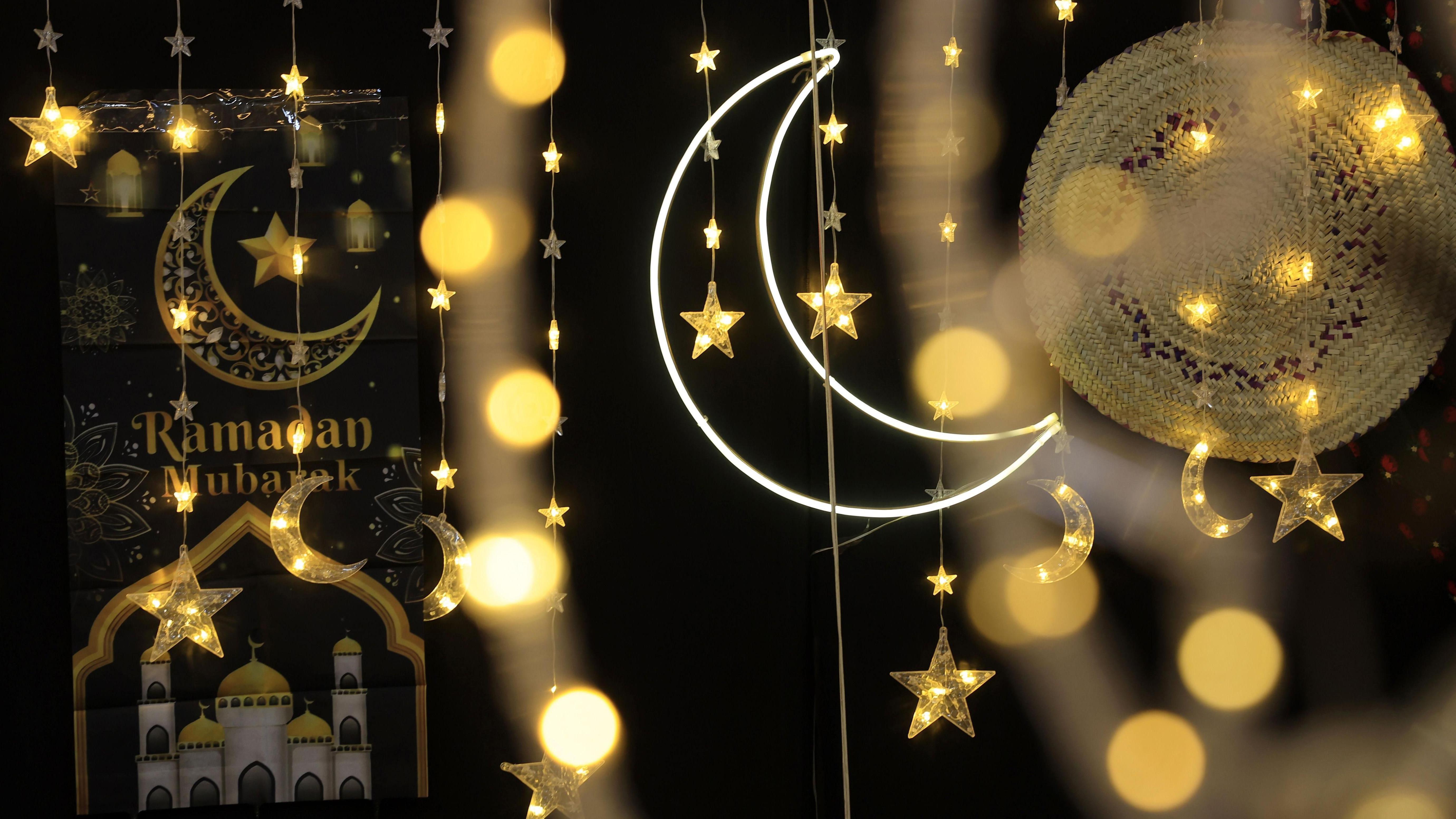 أضواء وزينة ذهبية لشهر رمضان في سوق بصنعاء، اليمن