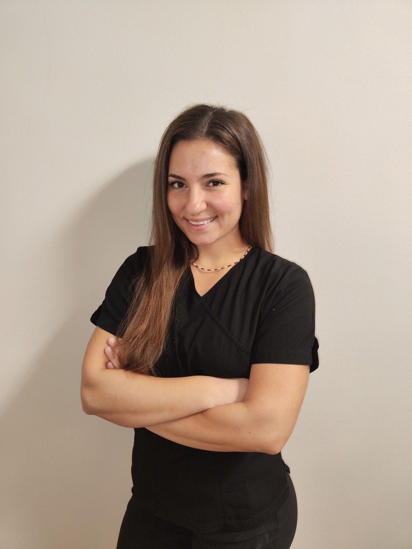 Doktorka pozira u crnoj uniformi