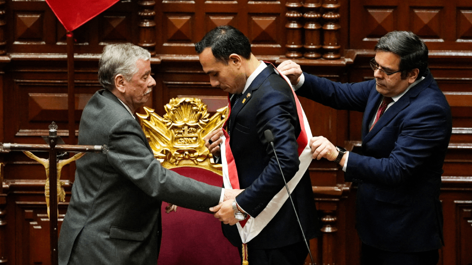 El presidente del Congreso, José Jeri Oré, juramentando como presidente de Perú mientras le colocan la banda presidencial.