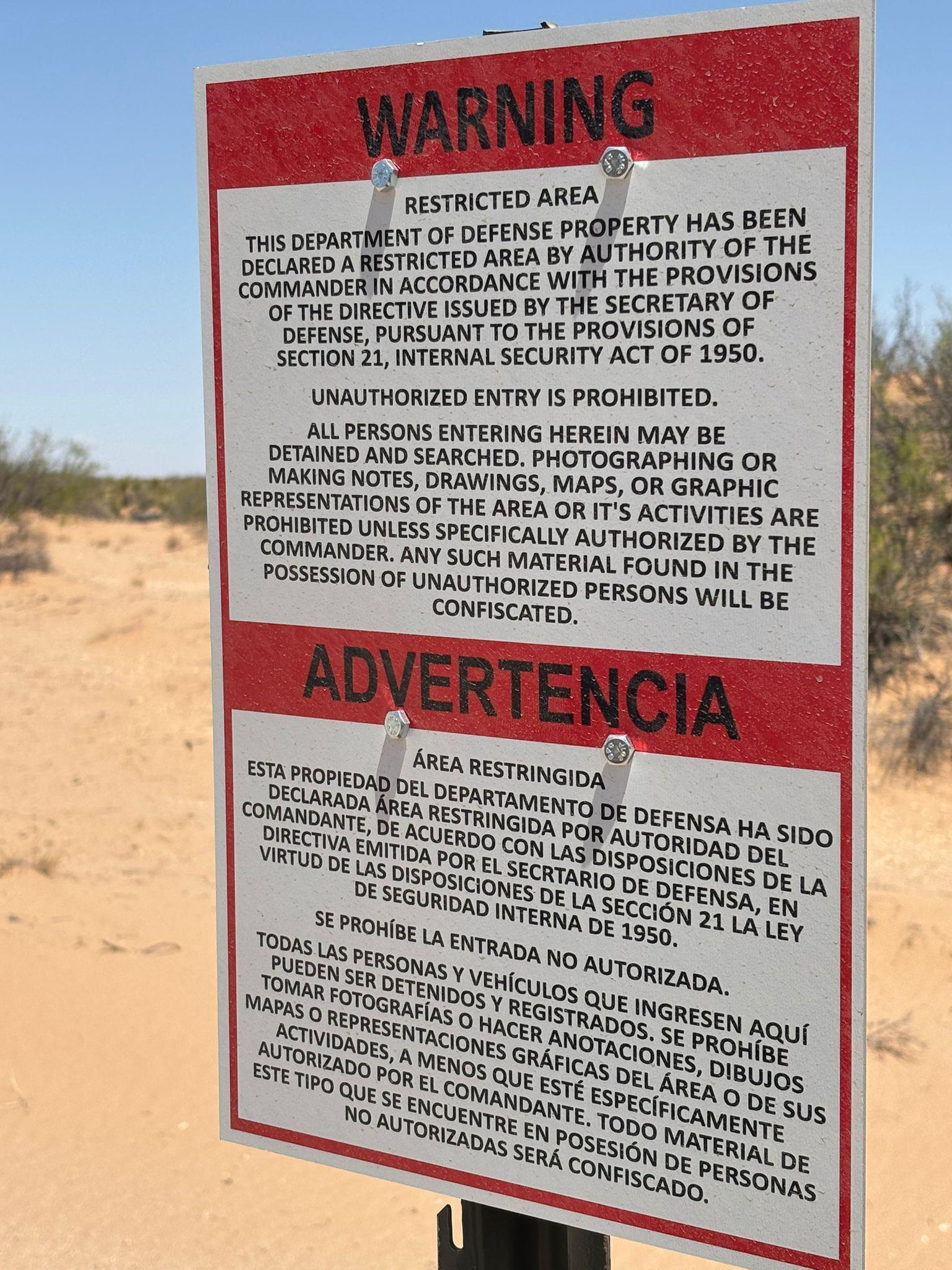 Un cartel advierte de la existencia de una zona restringida en el sector de El Paso de la frontera entre México y Estados Unidos.