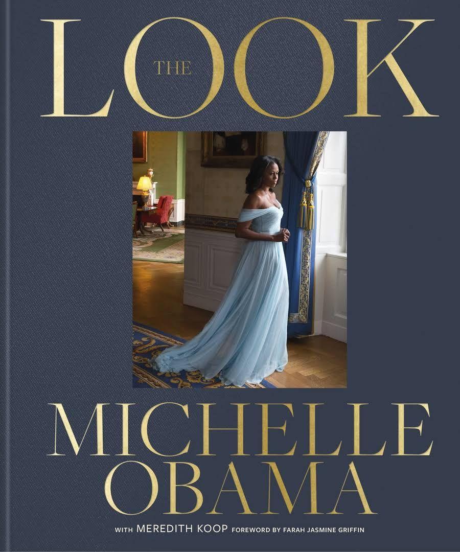 Capa do livro The Look. A capa é cinza e tem uma foto de Michelle Obama usando um vestido azul. Ela está em pé e de lado