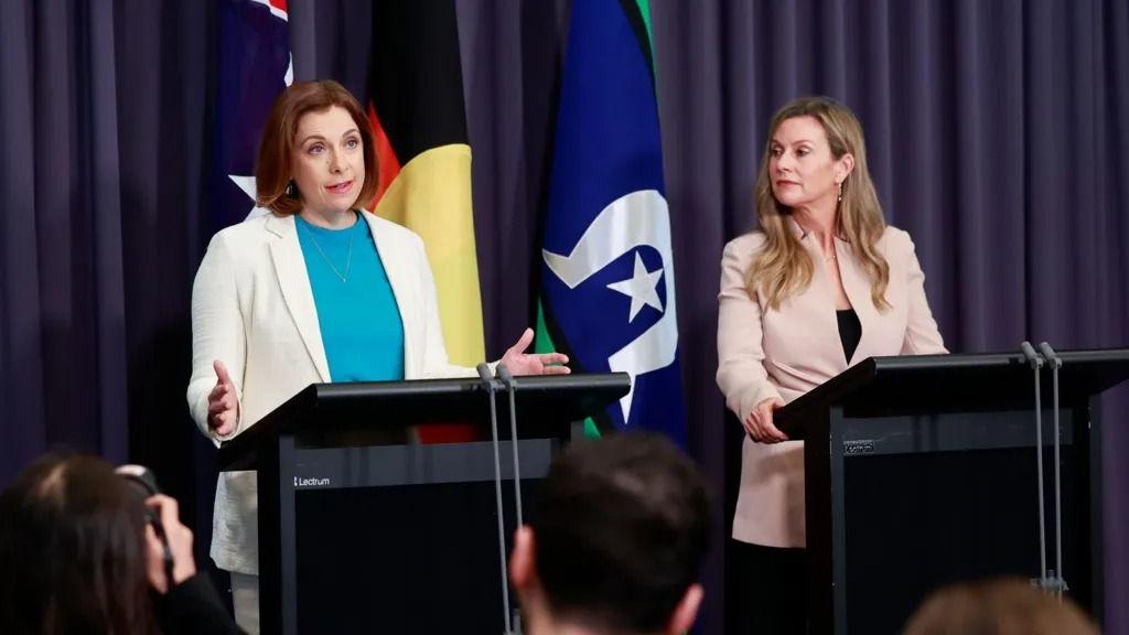 مسؤولة السلامة الإلكترونية، جولي إنمان-غرانت (إلى اليمين).