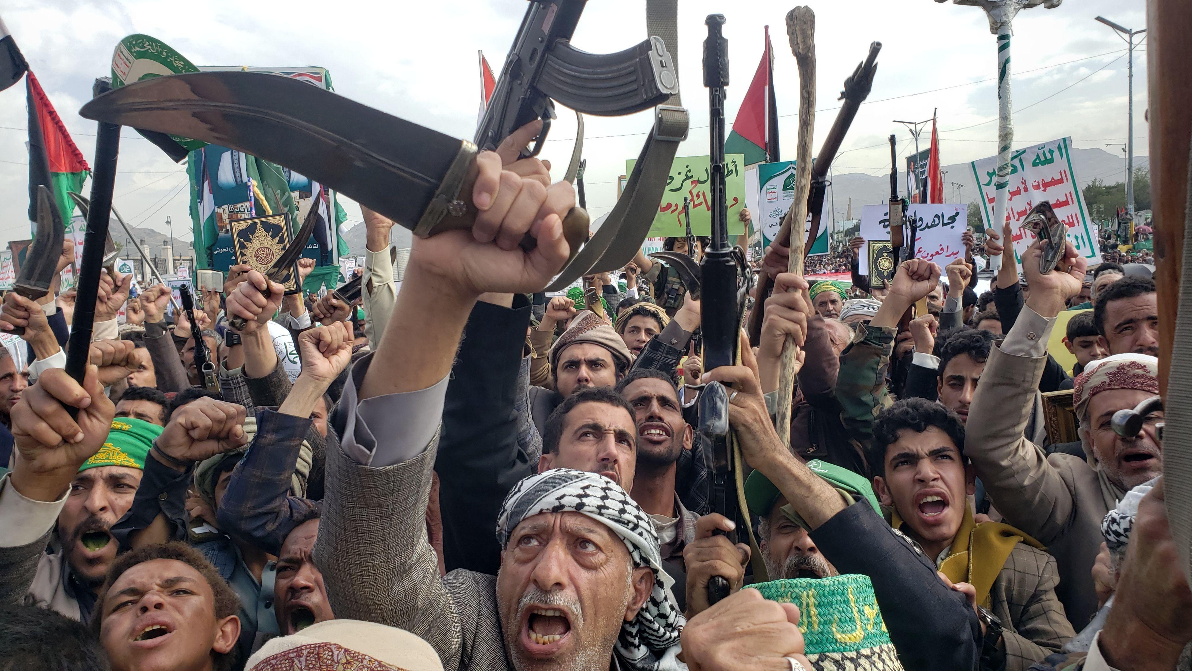 تكهنات في إسرائيل بمقتل مسؤولين حوثيين كبار في غارات على صنعاء، فماذا نعرف عن الهجوم؟ #عاجل 2 مؤيدون للحوثيين خلال مظاهرات في صنعاء رفضاً للقصف الإسرائيلي على العاصمة اليمنية ودعماً لقطاع غزة