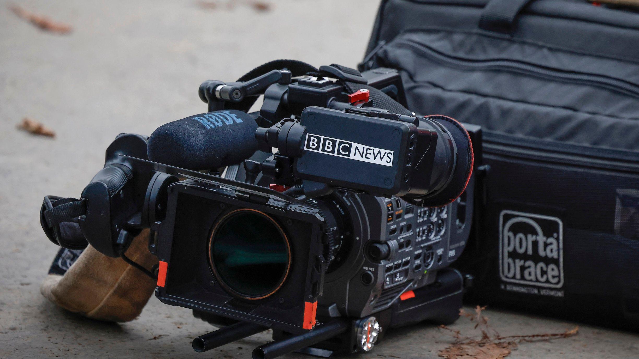 تُظهر هذه الصورة طقم كاميرا تابع لهيئة الإذاعة البريطانية (بي بي سي نيوز) مُلقاة على الأرض خارج سجن لا سانتي، في باريس، بتاريخ 10 نوفمبر/تشرين الثاني 2025. 