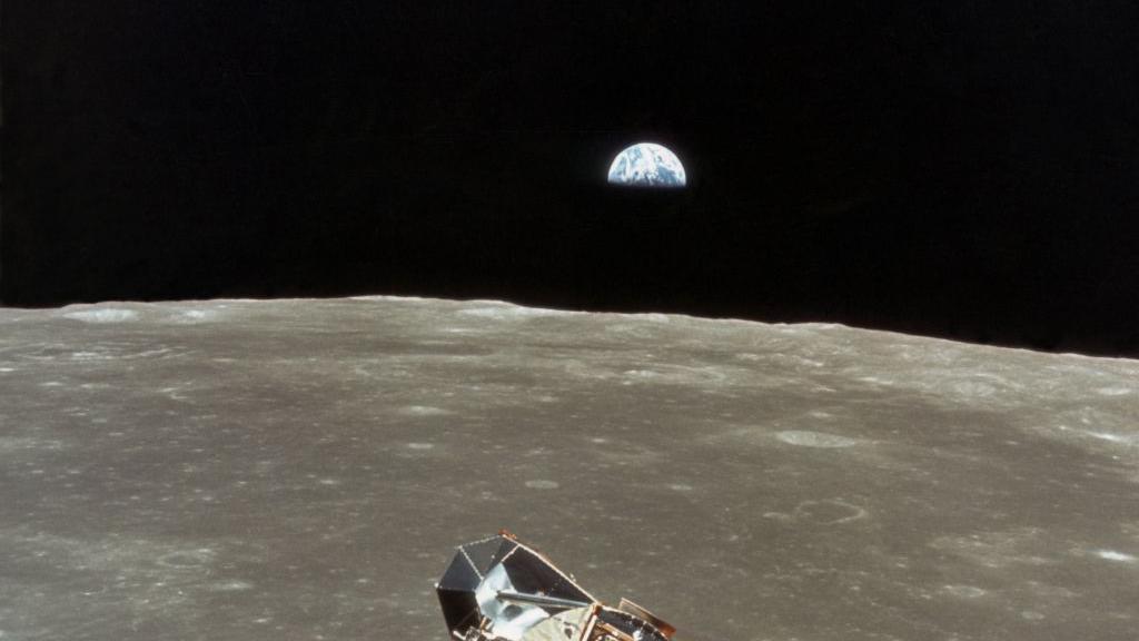 El módulo lunar «Eagle» del Apolo 11 inicia su ascenso para reunirse con el módulo de mando y servicio «Columbia» tras su exitoso alunizaje