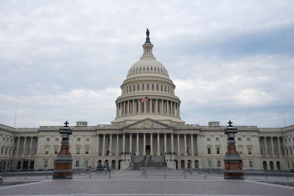 Una imagen muestra la fachada del Capitolio de Estados Unidos.
