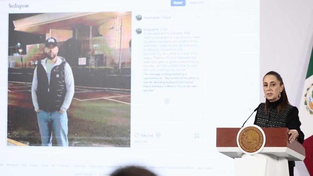 Claudia Sheinbaum en su conferencia de prensa muestra una imagen atribuida a Ryan Wedding