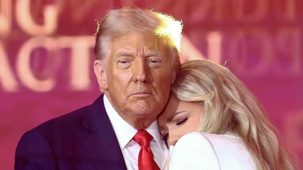 Donald Trump abraza a Erika Kirk