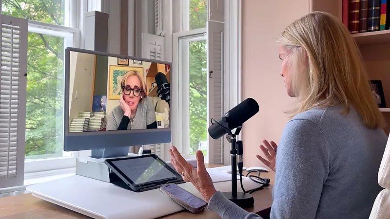 Uma mulher conversando com outra em uma chamada de vídeo pela tela do computador