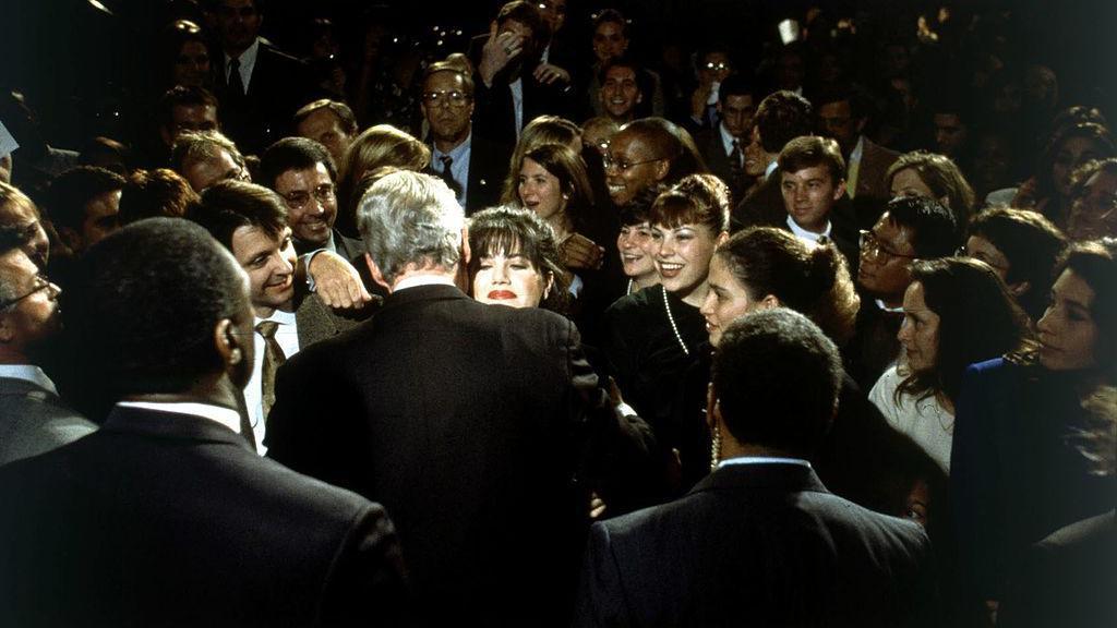 بيل كلينتون يعانق مونيكا لوينسكي في حفل جمع التبرعات للحزب الديمقراطي في العاصمة واشنطن، 23 أكتوبر/كانون الأول 1996.