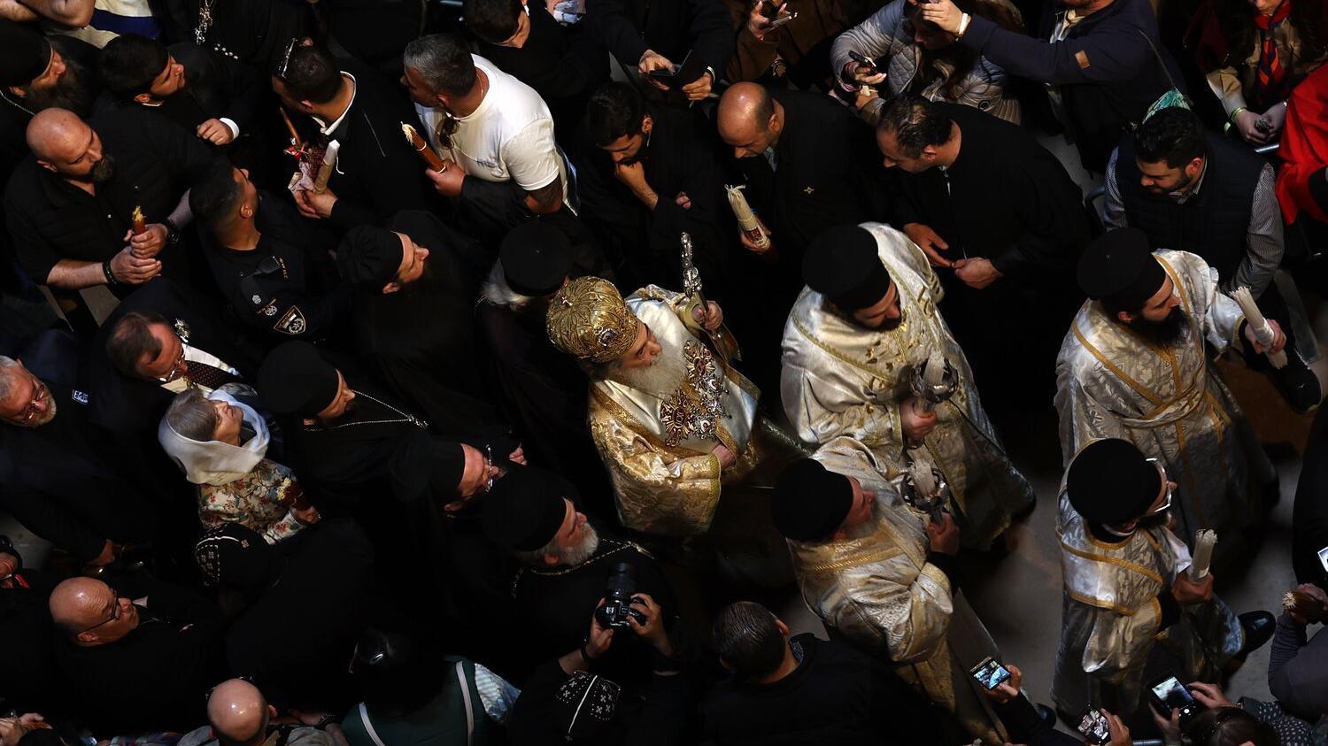 Desetine ljudi oko pravoslavnog patrijarha Jerusalima Teofila Trećeg  tokom ceremonije „Svetog ognja“ u Crkvi Svetog groba, u Jerusalimu