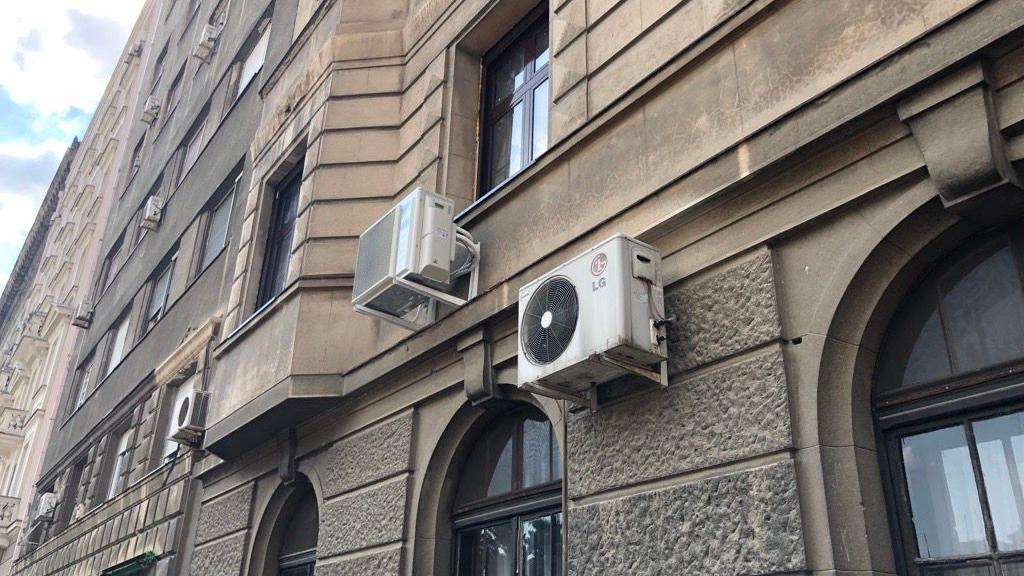 klima uređaj na zgradi
