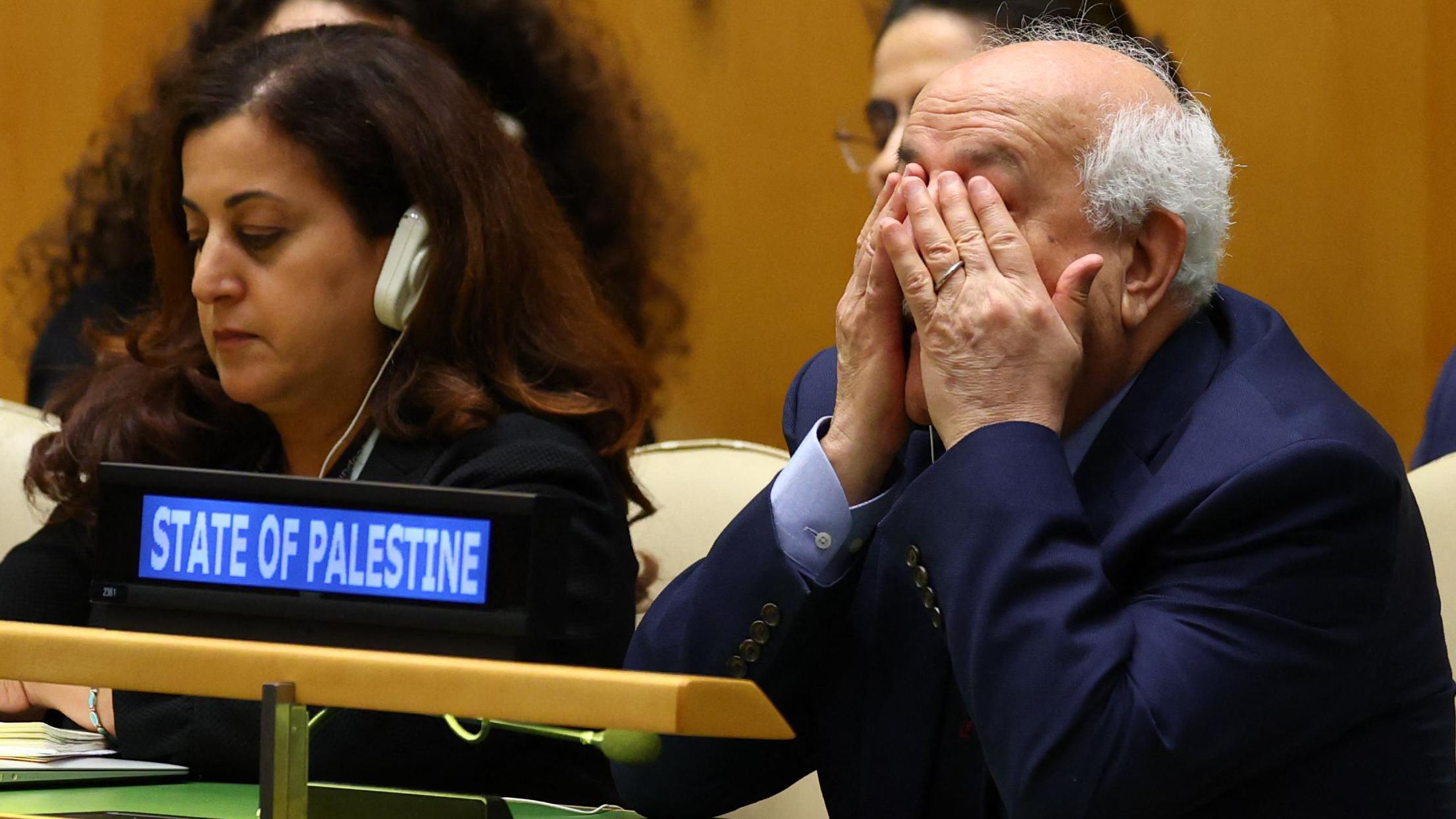 السفير الفلسطيني لدى الأمم المتحدة، رياض منصور، يستمع بينما يتحدث الرئيس الفرنسي إيمانويل ماكرون (خارج الإطار) خلال قمة للأمم المتحدة حول الفلسطينيين في مقر المنظمة الدولية بنيويورك، على هامش أعمال الجمعية العامة للأمم المتحدة، 22 سبتمبر/أيلول 2025. وجاءت القمة في وقت كانت فيه فرنسا ودول أخرى تستعد للاعتراف بدولة فلسطينية مع انطلاق الأسبوع الدبلوماسي الرئيسي للأمم المتحدة، بعد إعلان عدد من الحكومات الغربية دعمها الرمزي لفكرة الدولة الفلسطينية، ما أثار غضب إسرائيل.
