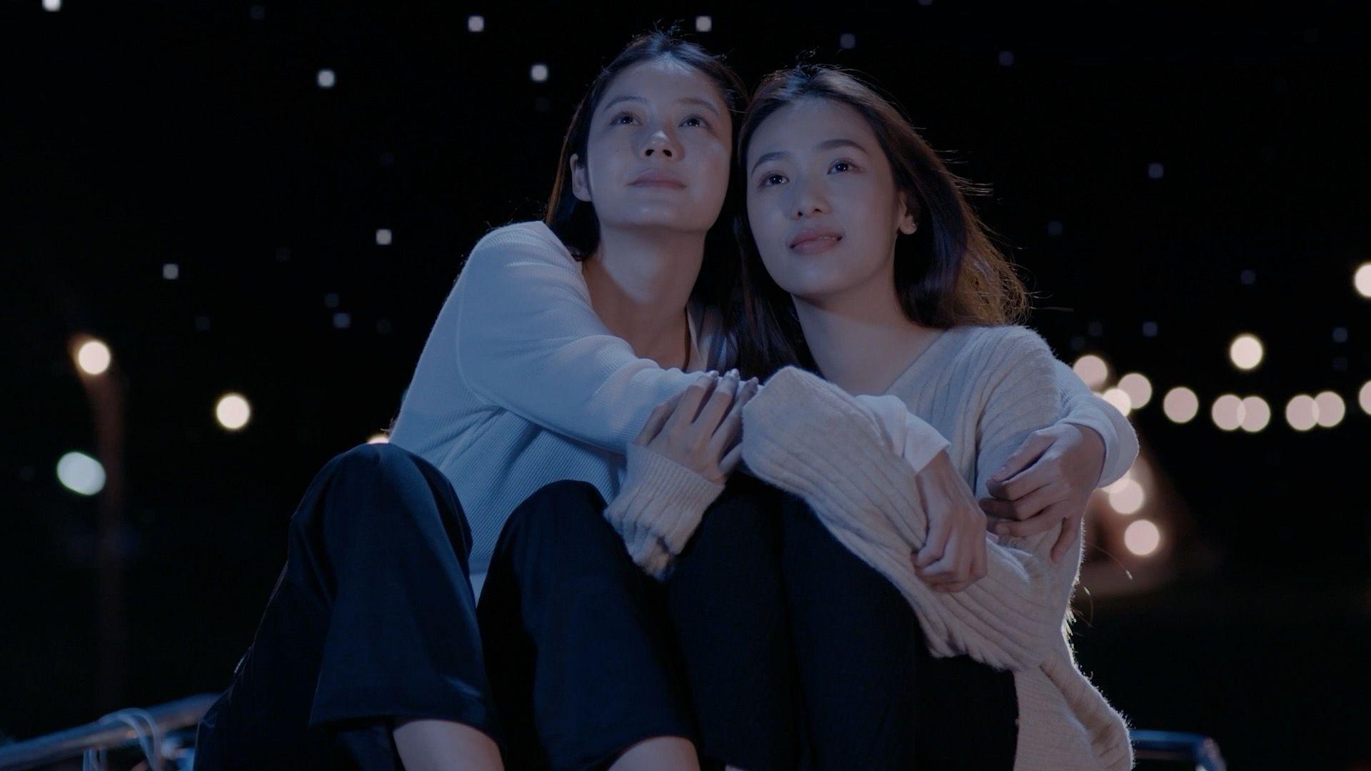 兩名女演員在電視劇中擁抱