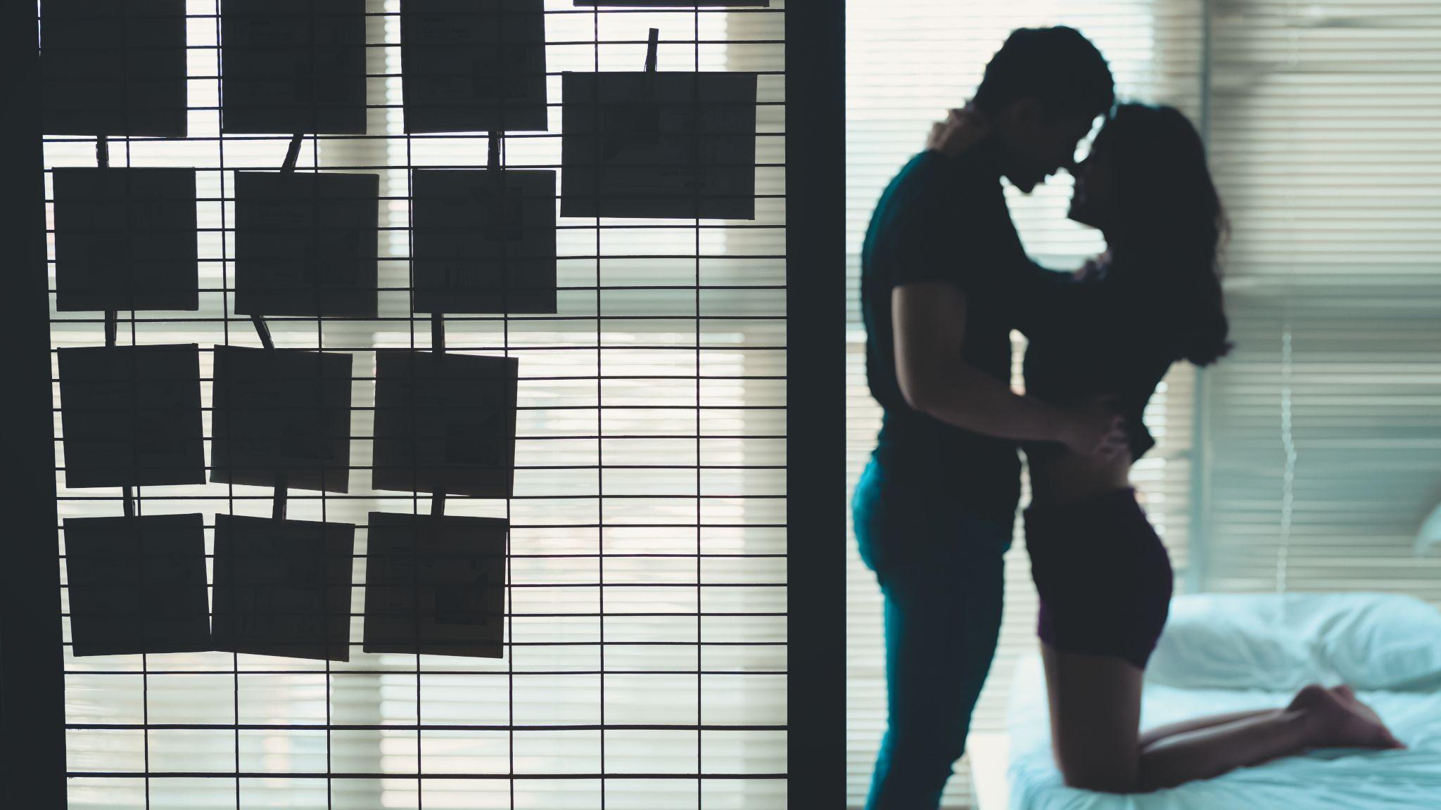 一對男女在臥室內擁抱（設計圖片）