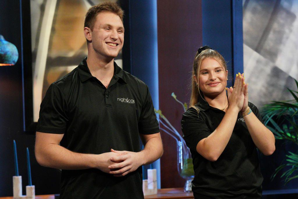 Shirah Benarde y su hermano presentando su proyecto en televisión. 