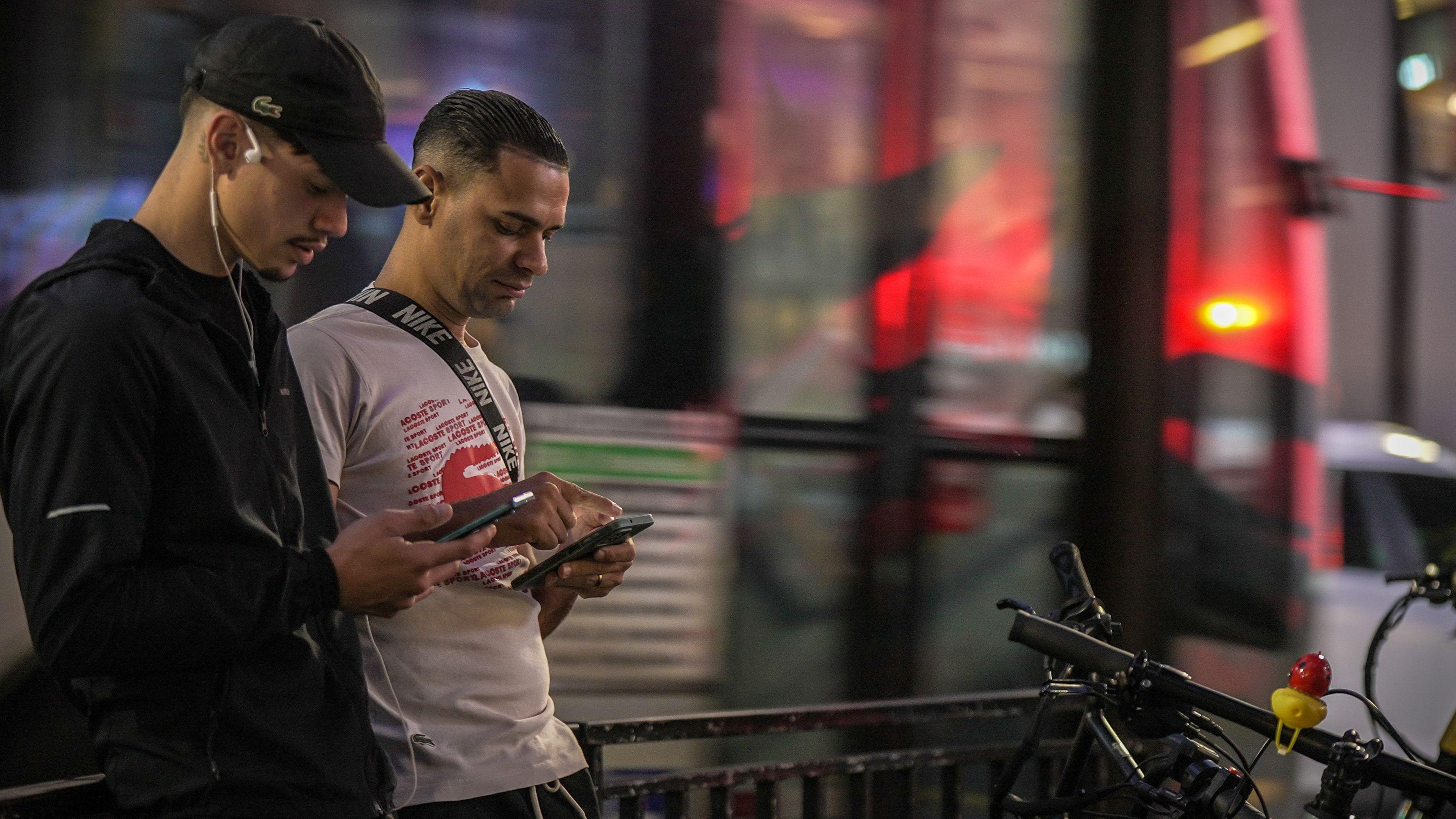 Matheus e amigo em esquina na Avenida Paulista