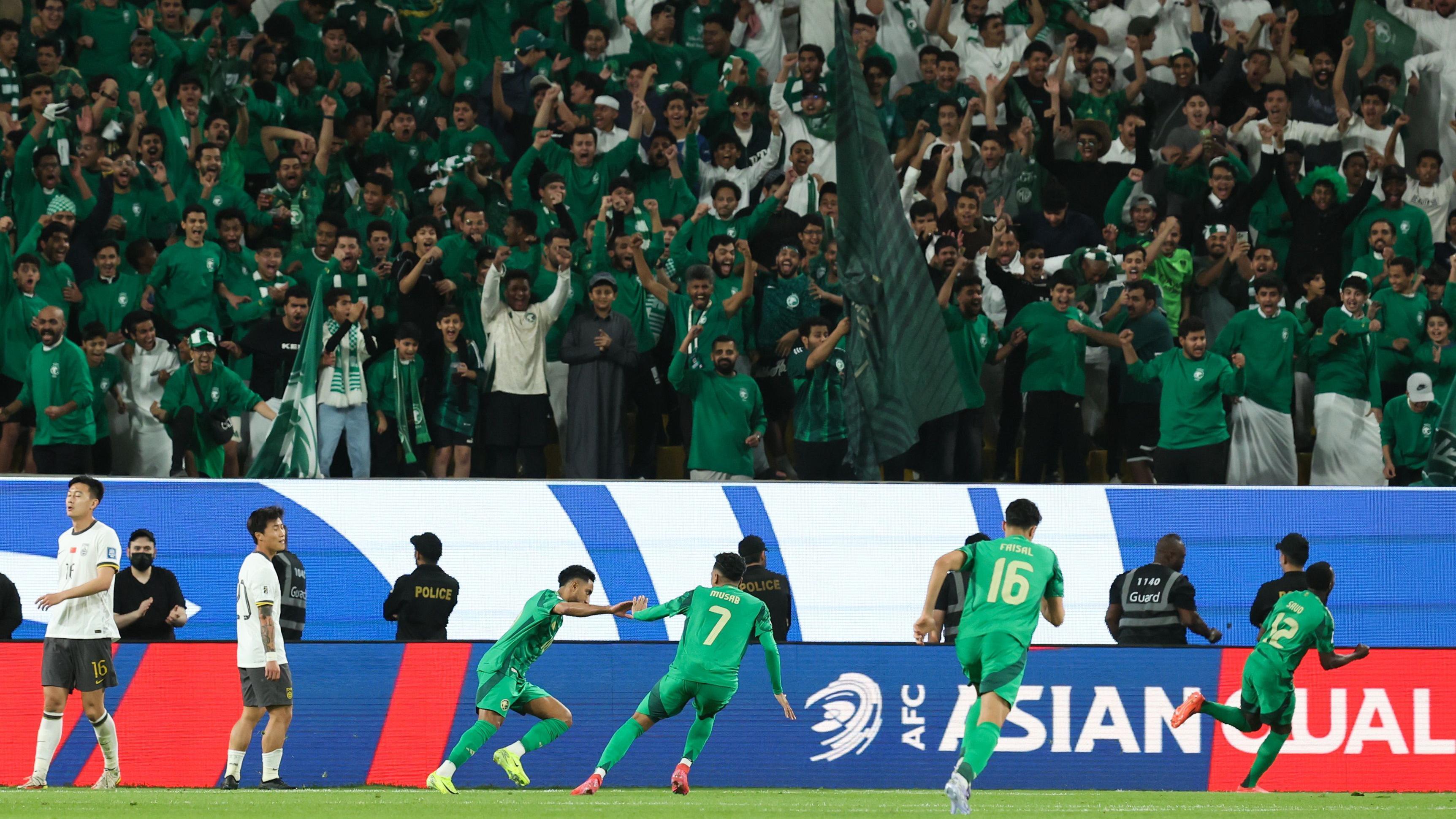 المهاجم السعودي سالم الدوسري يحتفل بهدفه خلال مباراة بلاده أمام الصين في التصفيات الآسيوية المؤهلة إلى كأس العالم