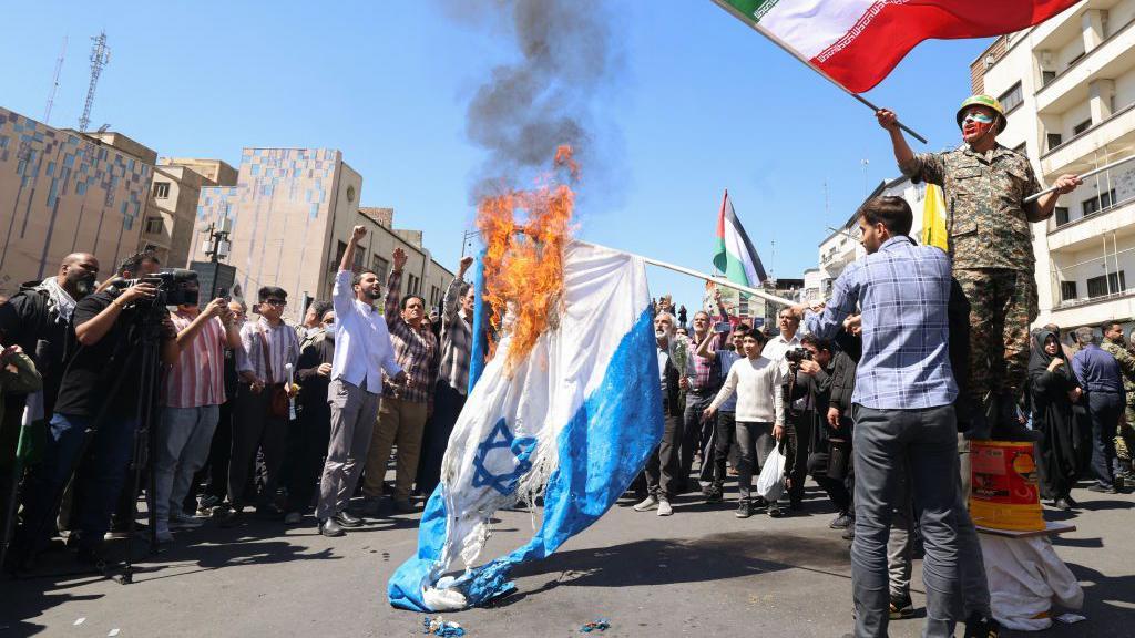 Protesto com queima de bandeira de Israel no Irã