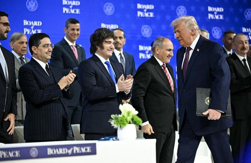 Los "miembros fundadores" de la Junta de Paz aplauden a Donald Trump durante la ceremonia de firmas de la Junta de Paz en Davos 