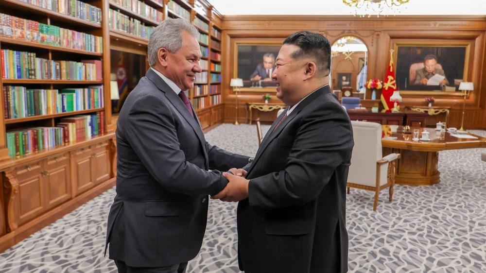 2025년 6월 4일 평양을 찾은 세르게이 쇼이구 러시아 국가안보회의 서기와 김정은 북한 국무위원장이 반갑게 악수하고 있다