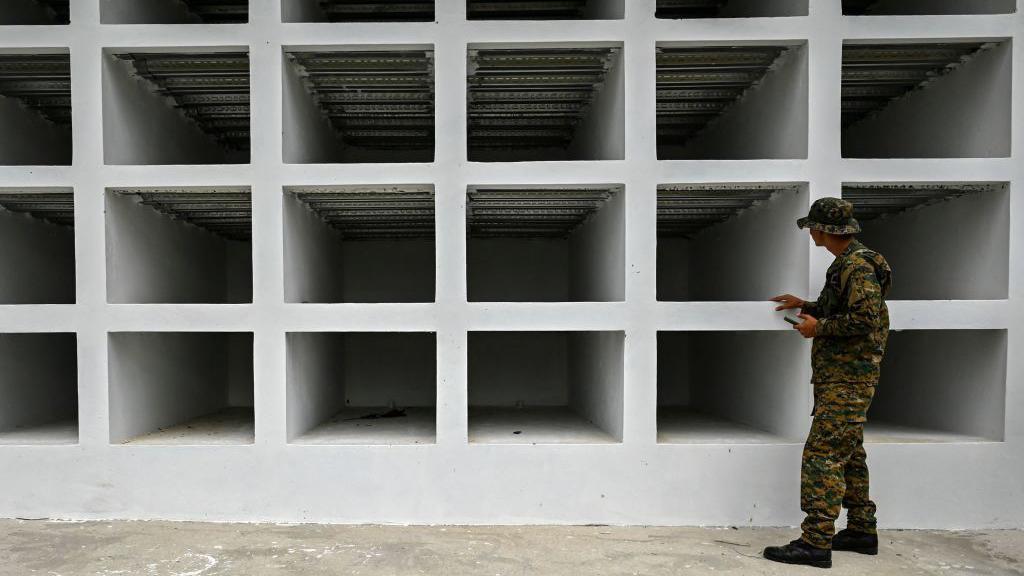 Militar em frente aos nichos humanitários da Cruz Vermelha em Darién 