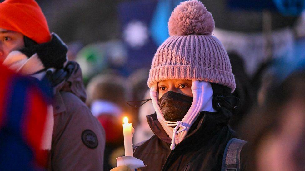 Šta dosad znamo o Aleksu Pretiju, koga su ubili federalni agenti u Americi 1 Devojka sa kapom drži sveću
