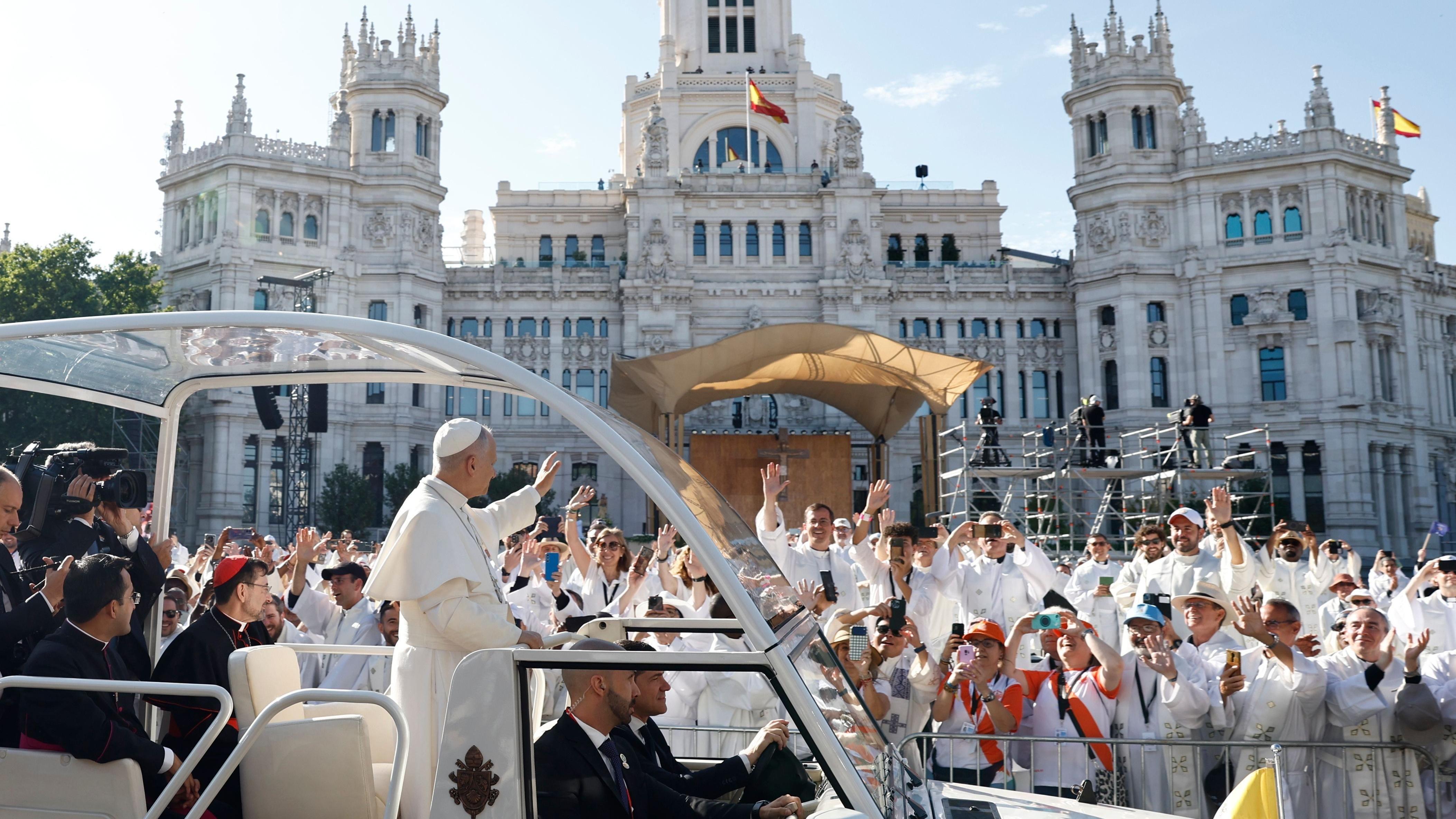 Huge crowds throng Madrid streets for Popes open-air Mass
