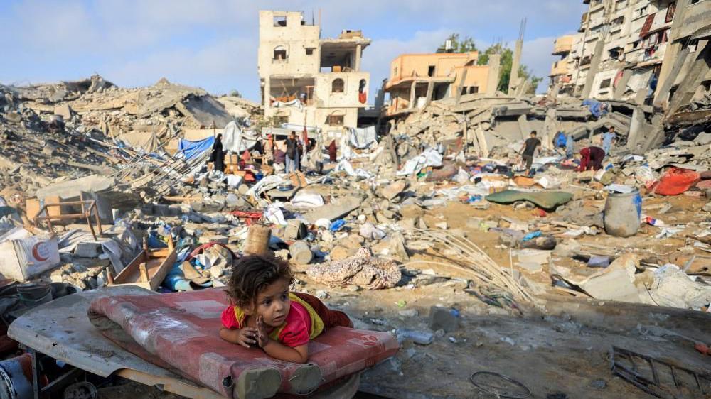 Una niña palestina yace sobre un colchón dañado en la Ciudad de Gaza. 