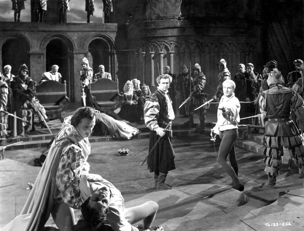 Una escena de "Hamlet" producida por Laurence Olivier.