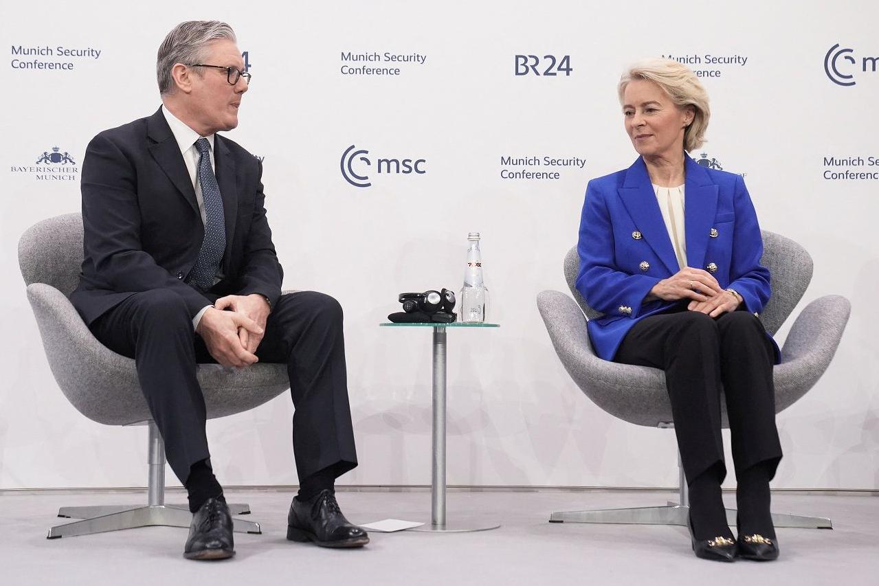 O primeiro-ministro do Reino Unido, Keir Starmer, participa de um painel de debate com a presidente da Comiss&atilde;o Europeia, Ursula von der Leyen, durante a Confer&ecirc;ncia de Seguran&ccedil;a de Munique. Ele est&aacute; &agrave; esquerda e ela, &agrave; direita, ambos sentados