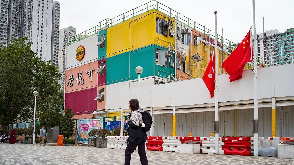 一名市民走過過渡性房屋「可悅居」。