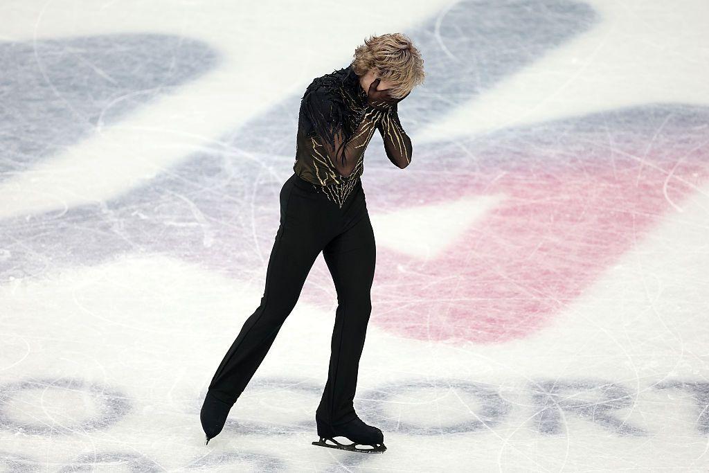 Patinador colocando a m&atilde;o no rosto em sinal de frustra&ccedil;&atilde;o