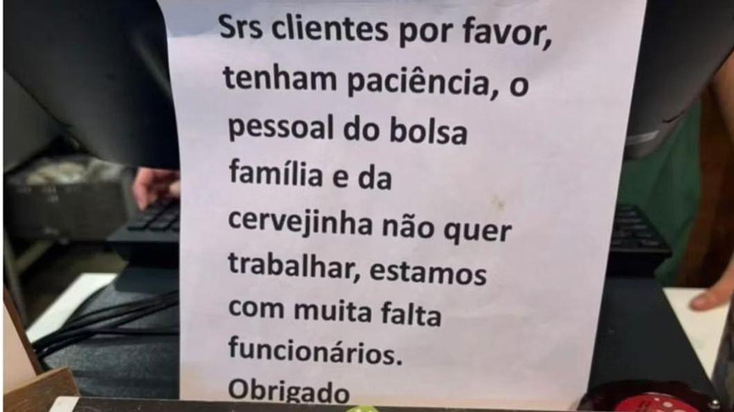 Cartaz colocado em restaurante de São Paulo, onde se lê: 