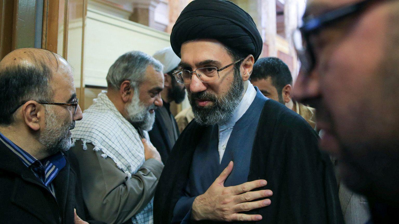 O novo l&iacute;der supremo do Ir&atilde;, Mojtaba Khamenei, segundo filho do falecido l&iacute;der supremo iraniano, o aiatol&aacute; Ali Khamenei, participa de uma reuni&atilde;o em Teer&atilde;, Ir&atilde;.