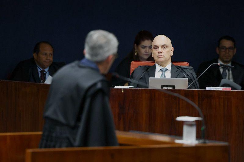 Alexandre de Moraes observa advogado argumentando