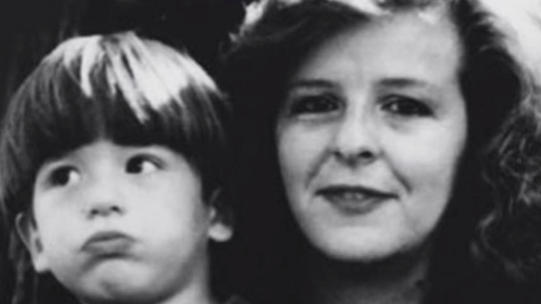 Miguel Uribe de cuatro años, junto a su mamá Dia a Turbay