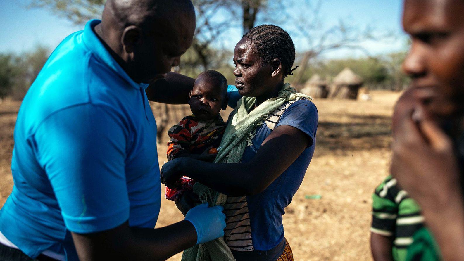 Ochieng examinando a un paciente. 