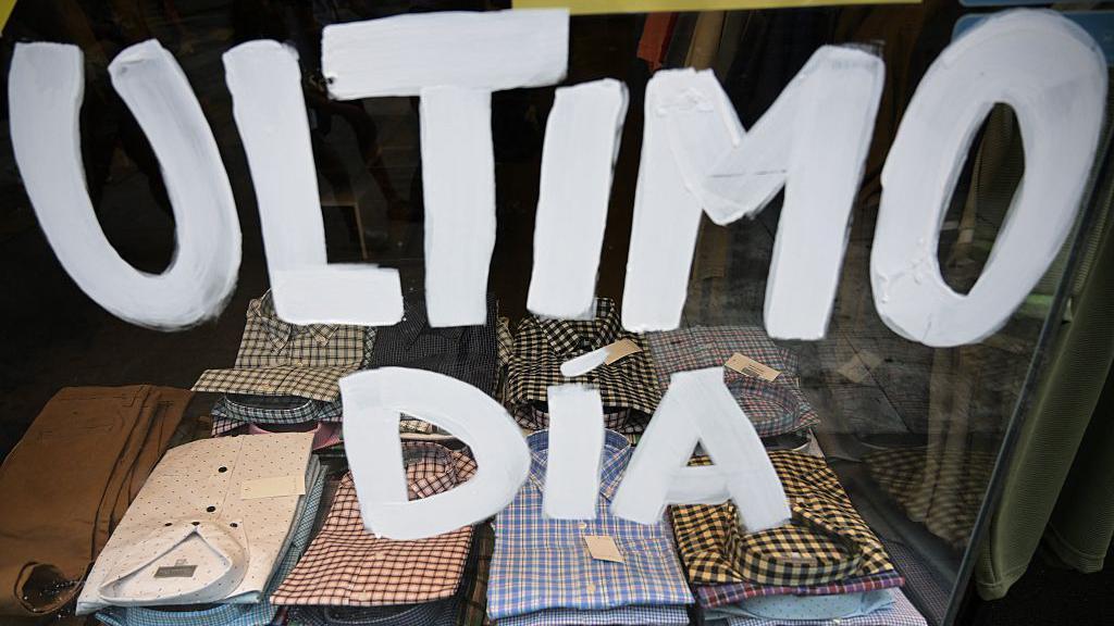 Un anuncio en una una tienda de ropa dice: "Último día", en Buenos Aires, el 9 de febrero de 2026.