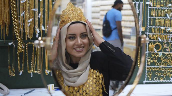 هل يواصل الذهب الارتفاع وسط تفاقم الصراع بين واشنطن وطهران؟