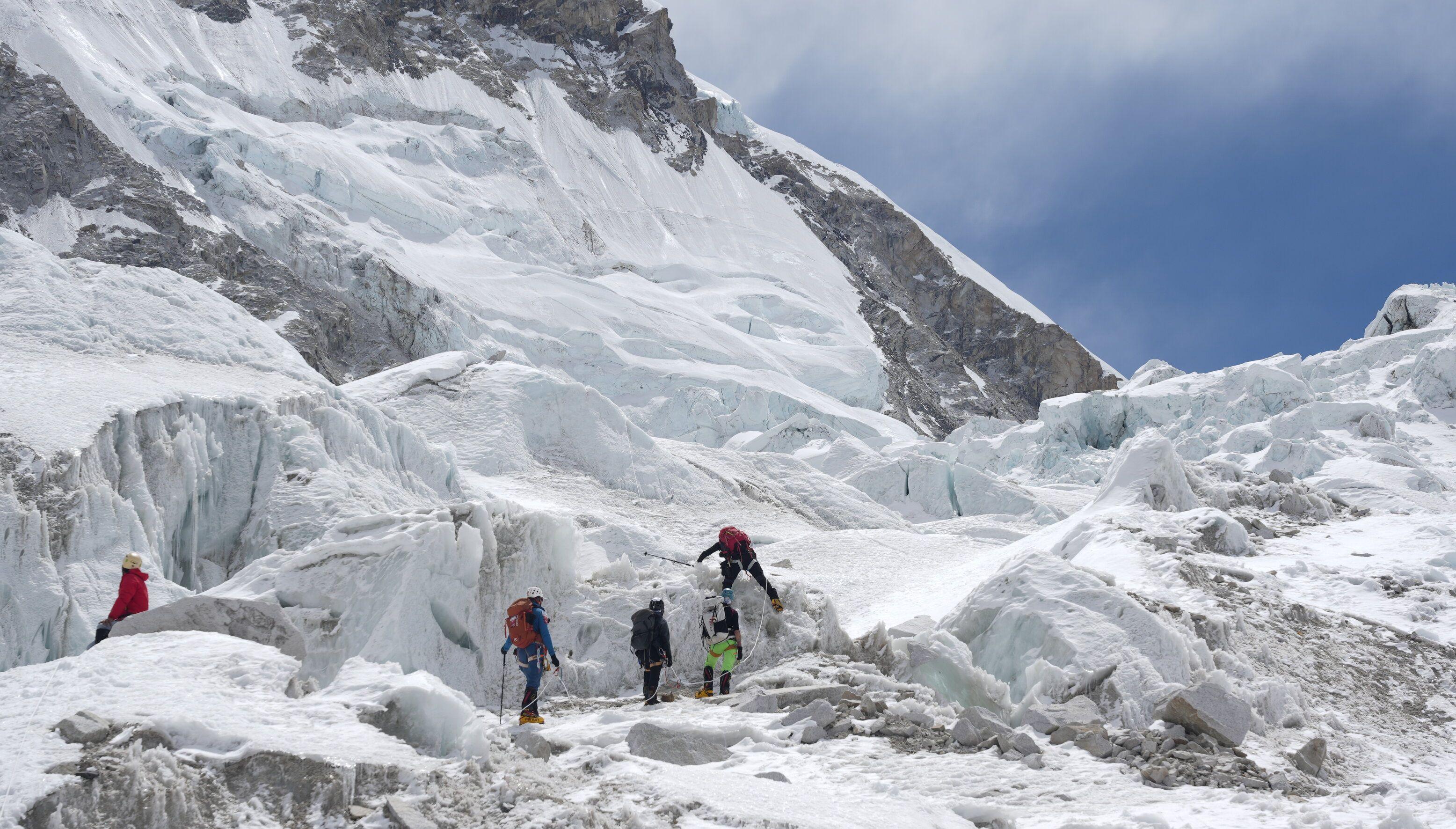 Chunk of glacier blocks route up Everest in peak climbing season