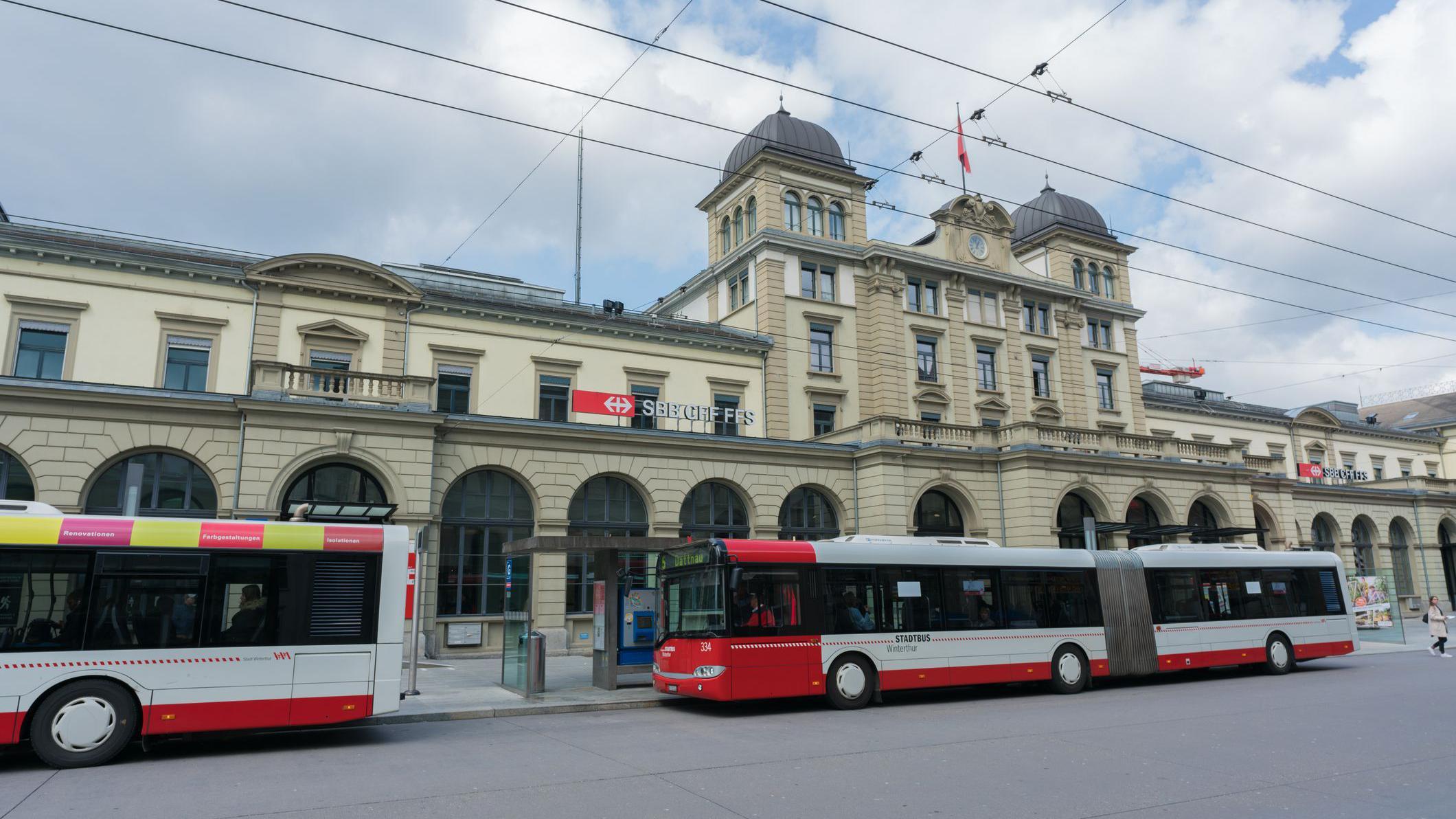 Man arrested after three injured in stabbing at Swiss train station