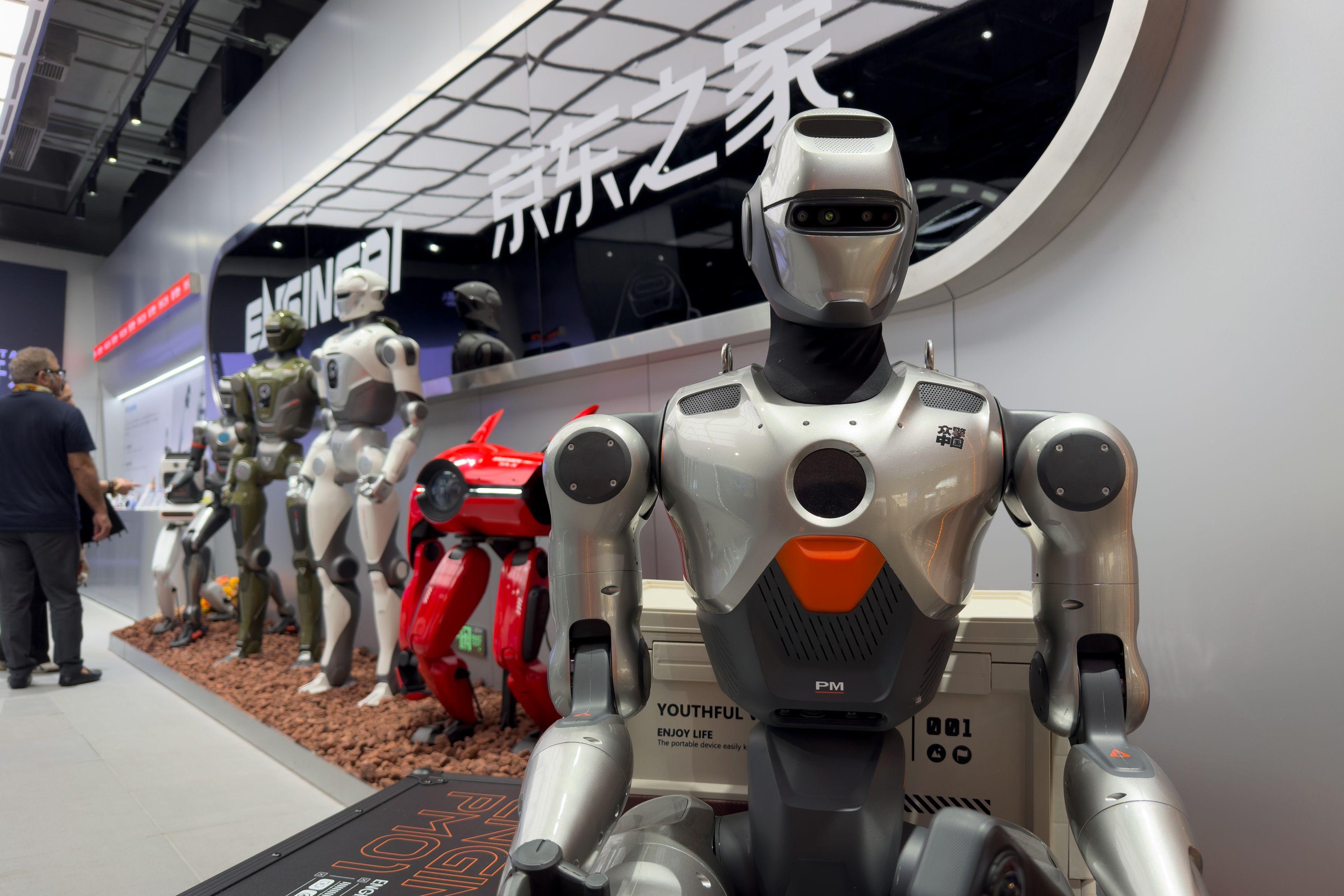 عرض روبوتات في متجر في شينزين في الصين