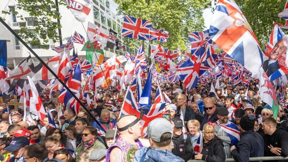Tens of thousands descend on London for rival protests