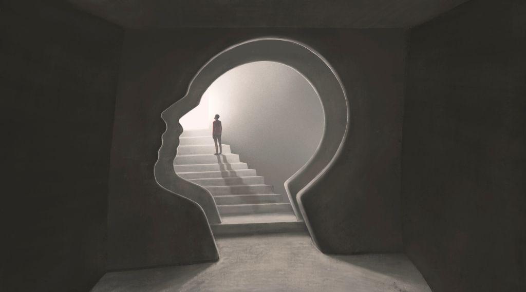 Una persona en escaleras que están dentro de una cabeza humana