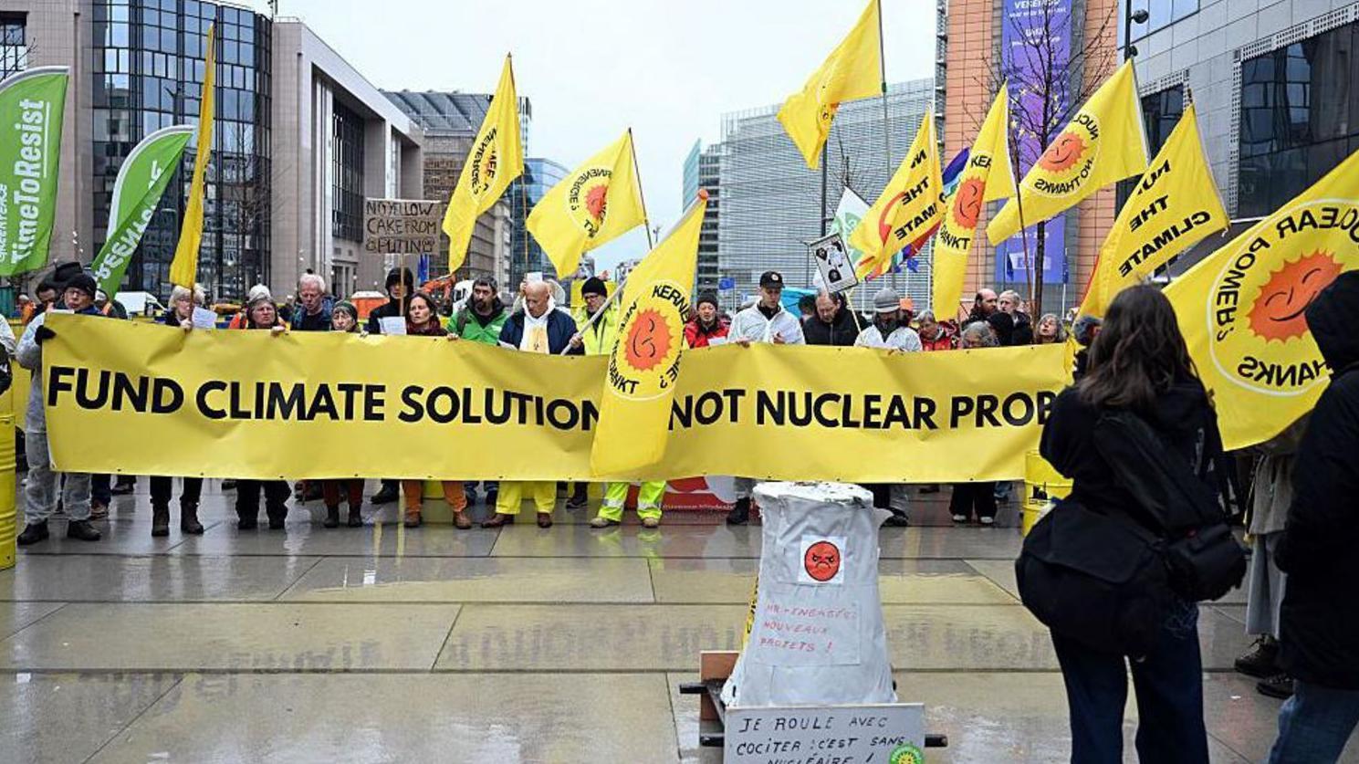 أشخاص يتظاهرون ضمن الذكرى الخامسة عشرة لكارثة فوكوشيما النووية.