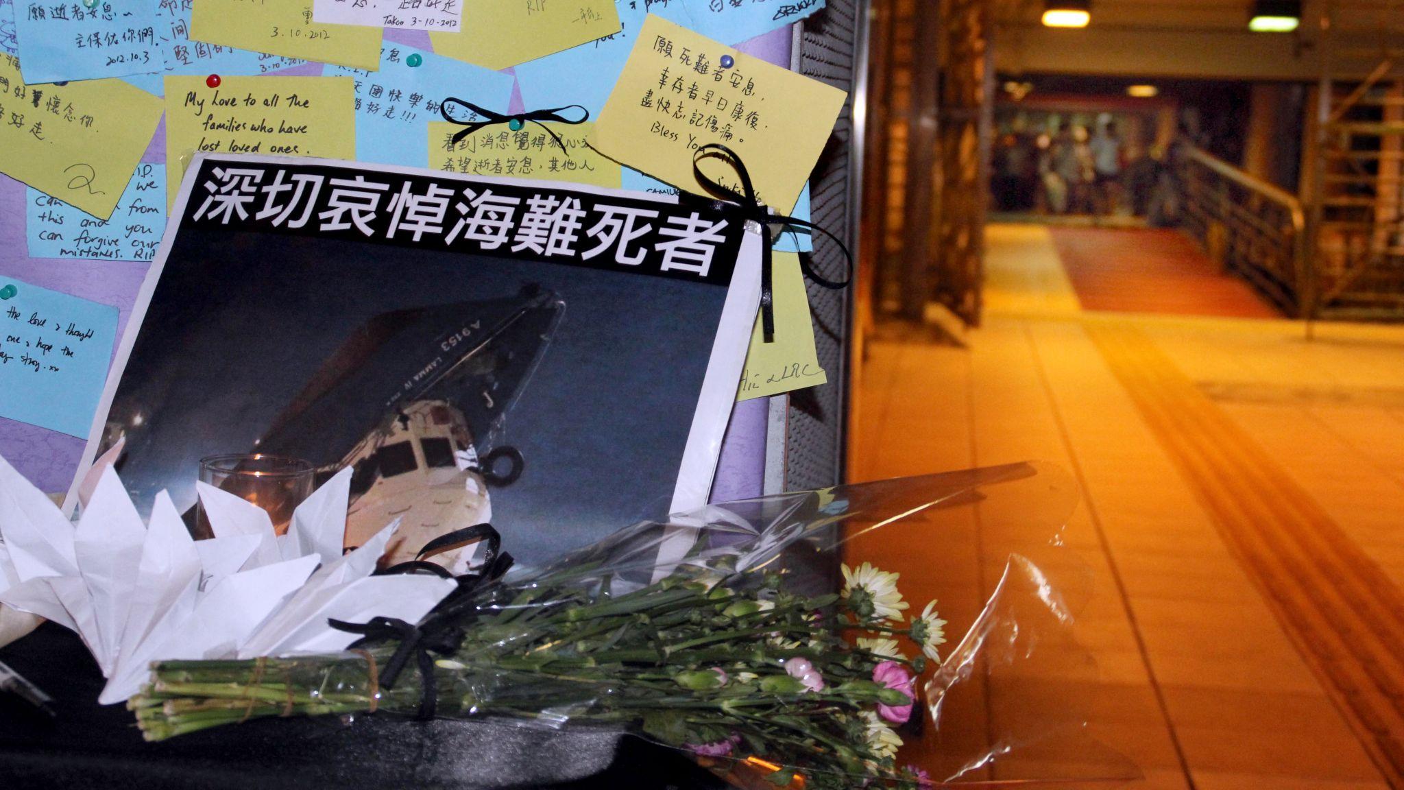 民眾在香港中環五號碼頭外留下花束與留言字條悼念南丫海難死難者（3/10/2012）