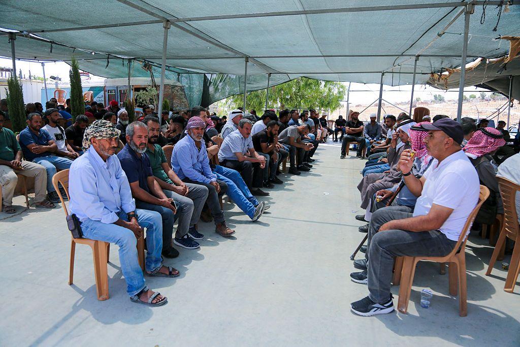إضراب ستين سيدة فلسطينية عن الطعام مطالبةً بدفن جثمان شاب قُتل برصاص مستوطن إسرائيلي 2 أهالي القرية يقيمون خيمة للعزاء قبل أن يجبرهم الجيش الإسرائيلي على إزالتها