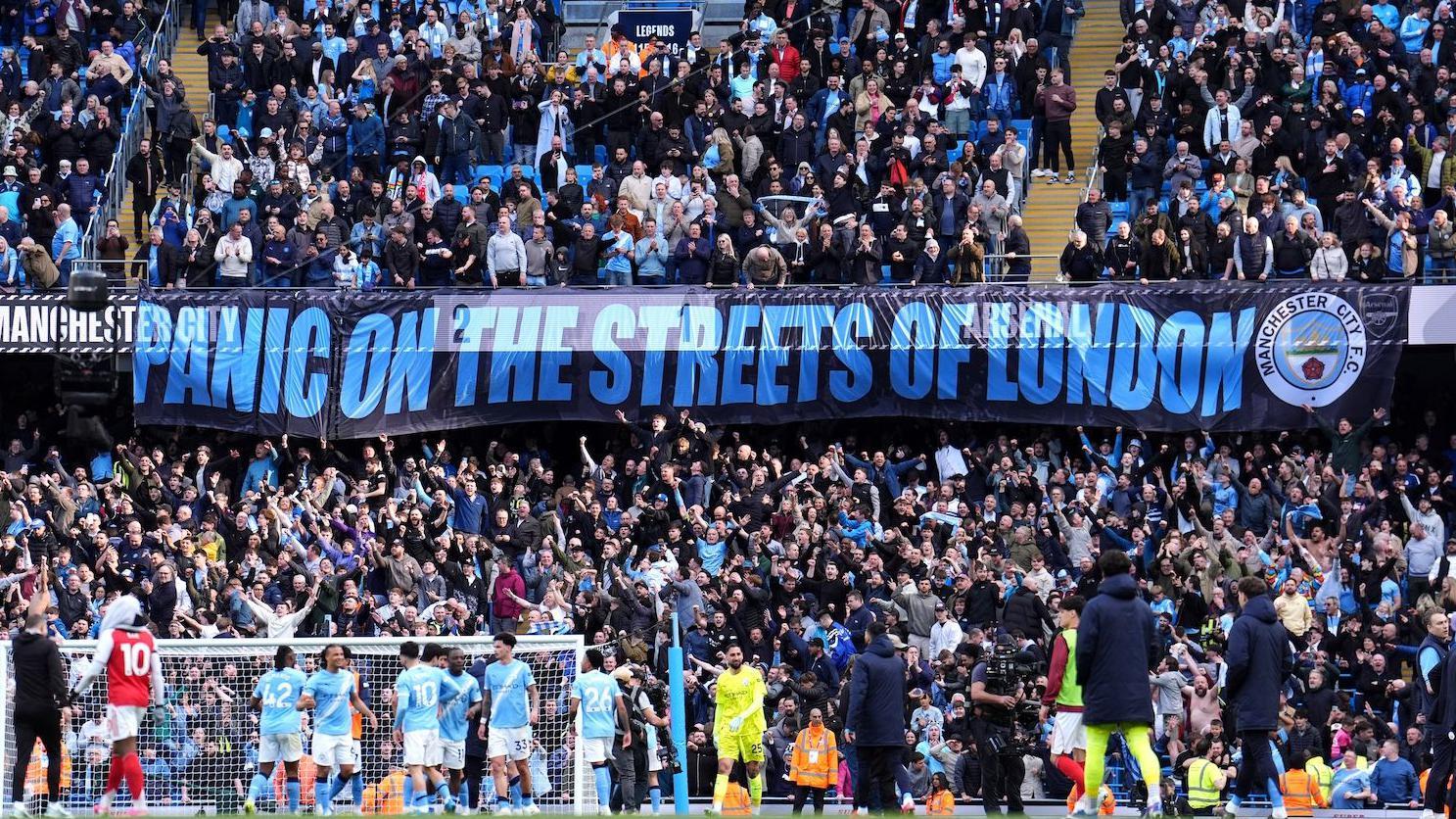 Transparent navijača Mančester sitija sa porukom: 'Panika na ulicama Londona'
