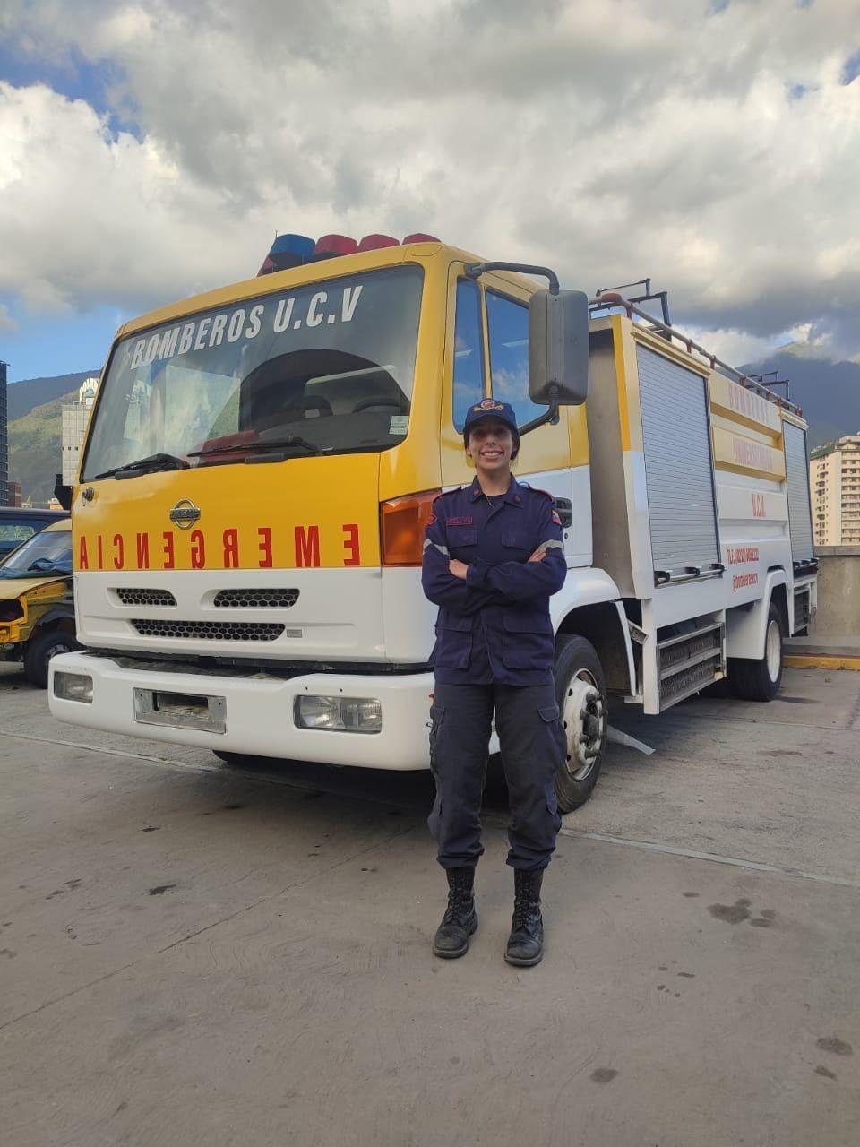 Daniela junto a un camión de bomberos